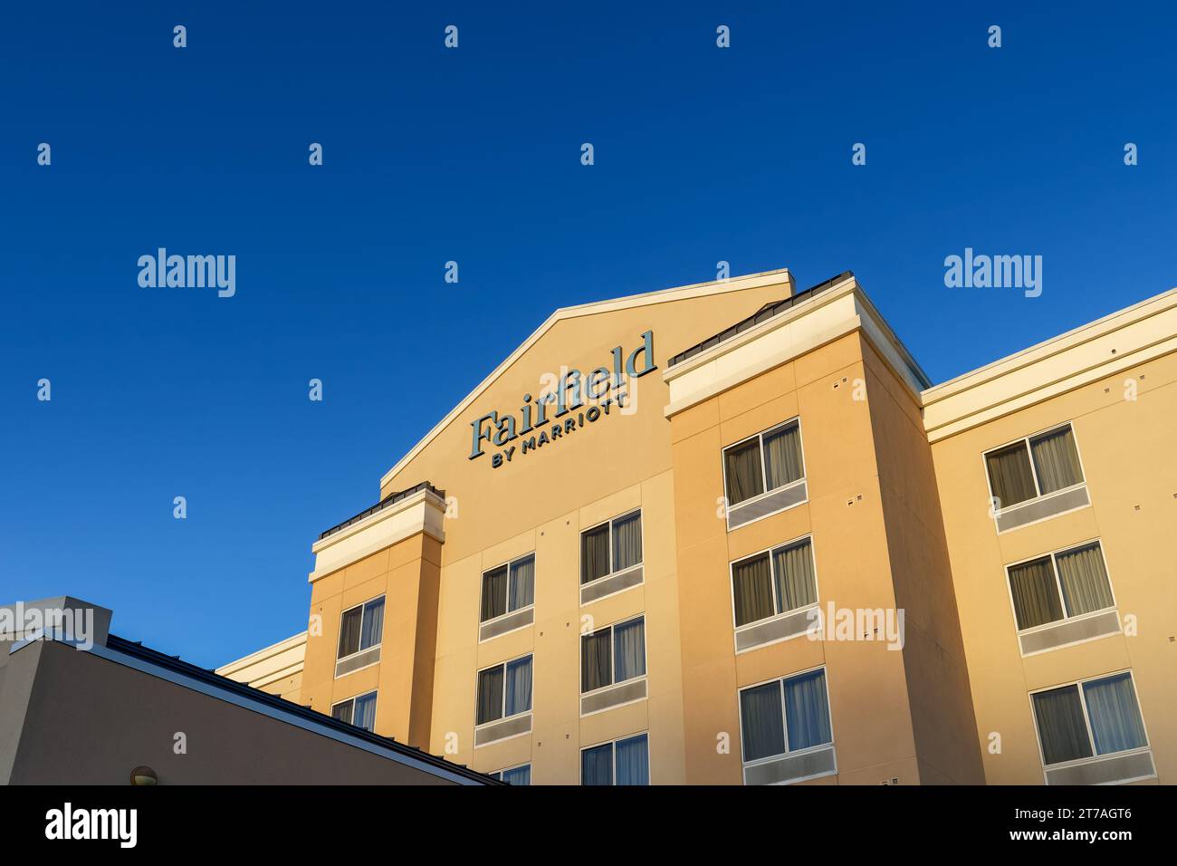 Bedford, PA - 27 settembre 2023: Fairfield by Marriott, nel tardo pomeriggio, è un marchio di hotel di categoria media affiliato di Marriott International Foto Stock