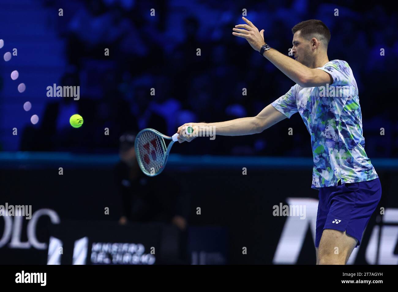 Torino, Italia. 14 novembre 2023. Hubert Hurkacz della Polonia in azione durante l'amichevole match singolo tra Hubert Hurkacz della Polonia Taylor Fritz degli USA il terzo giorno della finale del Nitto ATP World Tour. Crediti: Marco Canoniero/Alamy Live News Foto Stock