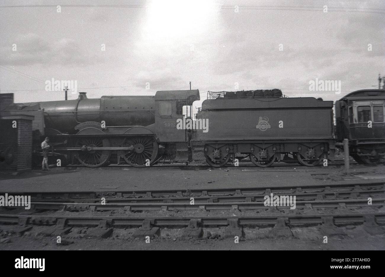 1950, storico, vista laterale di una locomotiva a vapore, Re Edoardo VII seduto su binari ferroviari fuori dalla linea ferroviaria, Inghilterra, Regno Unito. La locomotiva GWR 4-6-0 King Class entrò in servizio nel 1927. È stato ritirato nel 1962. Foto Stock