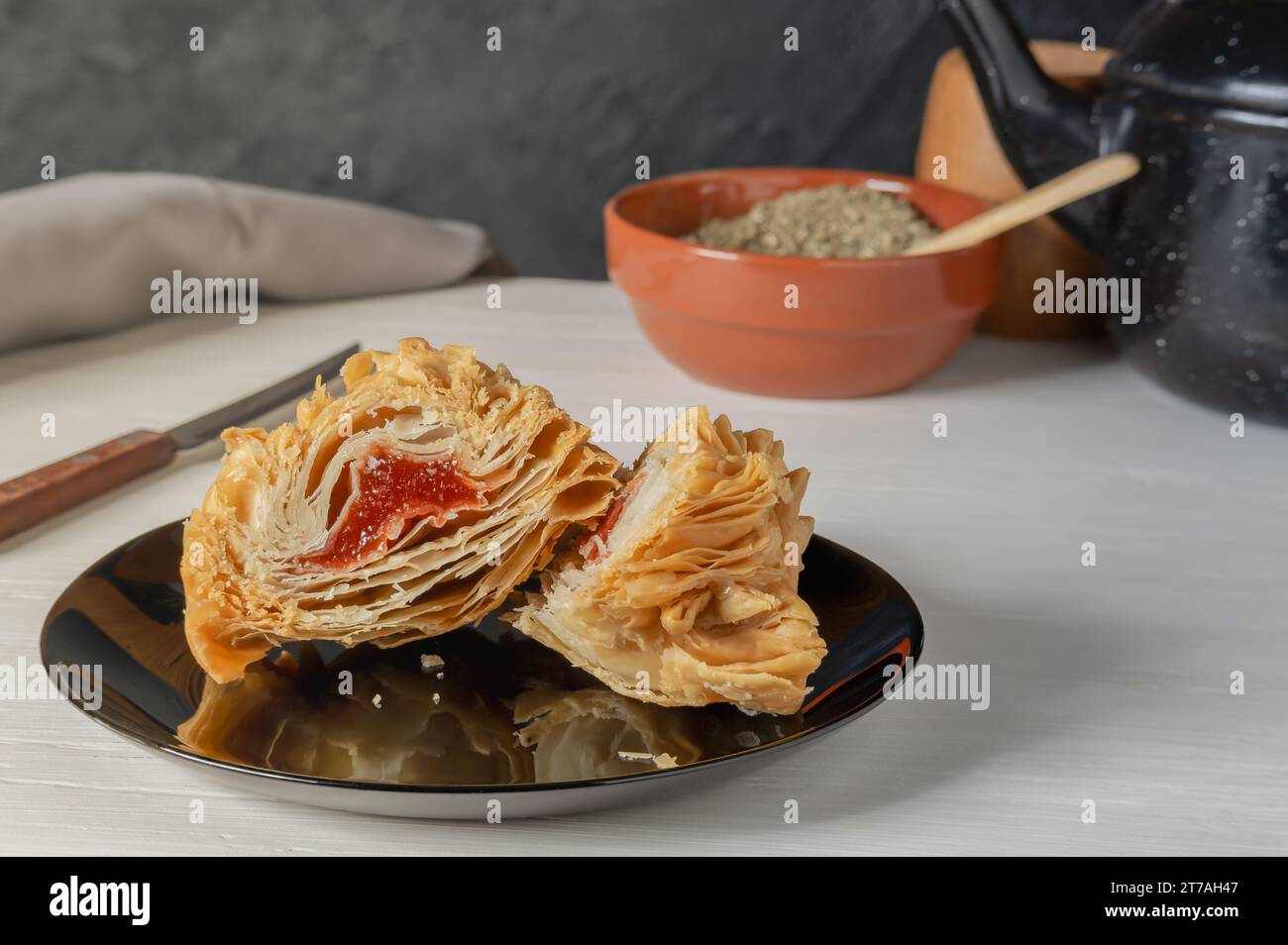 Cibo della cultura argentina. Dessert fritto ripieno con pasta di cotogna o pasta di patate dolci. Foto Stock