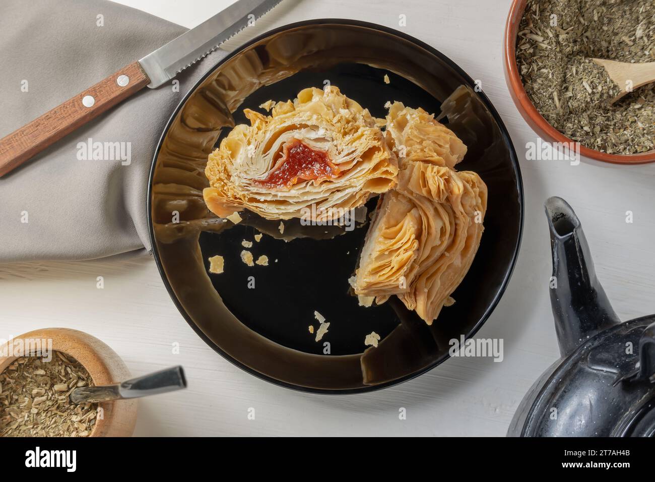 Cibo della cultura argentina. Dessert fritto ripieno con pasta di cotogna o pasta di patate dolci. Foto Stock