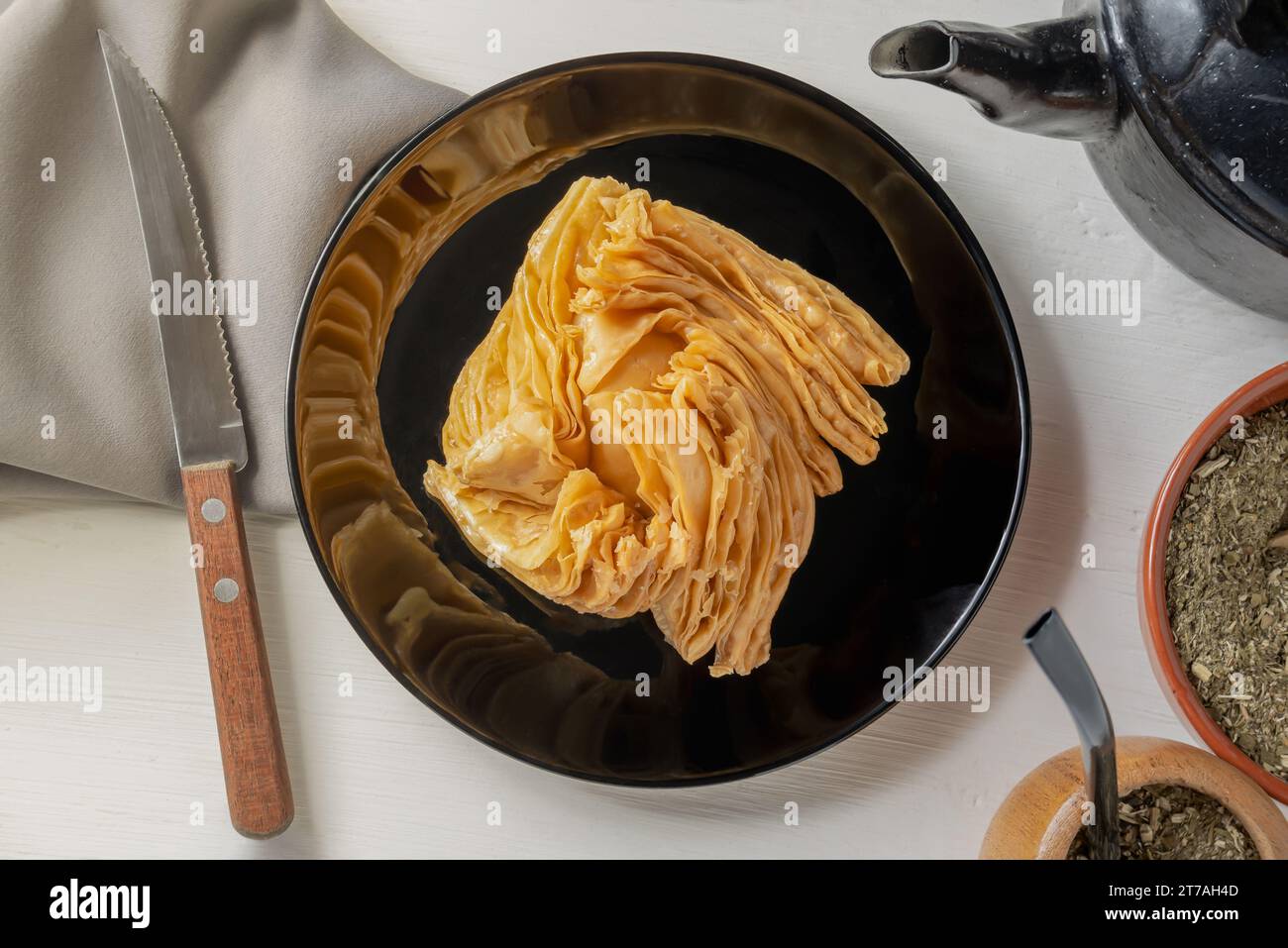 Cibo della cultura argentina. Dessert fritto ripieno con pasta di cotogna o pasta di patate dolci. Foto Stock