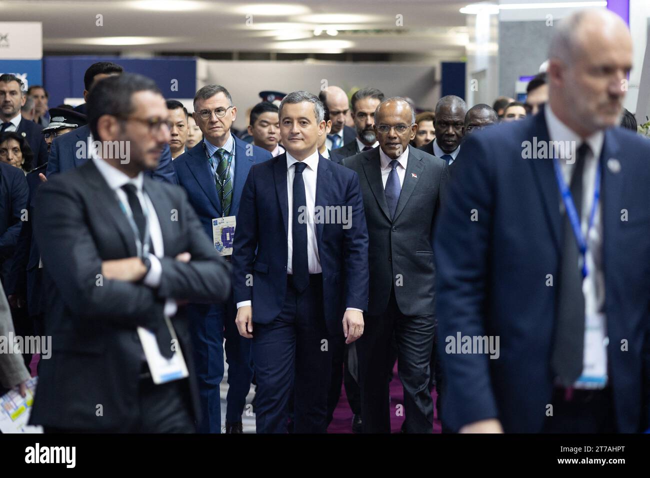 Villepinte, Francia. 14 novembre 2023. Il ministro degli interni di Singapore e il ministro della legge K Shanmugam e il ministro degli interni francese Gerald Darmanin visitano la fiera internazionale della sicurezza nazionale Milipol, presso il Parc des Expositions di Villepinte, Parigi Surbubs, il 14 novembre 2023. Foto di Raphael Lafargue/ABACAPRESS.COM Credit: Abaca Press/Alamy Live News Foto Stock