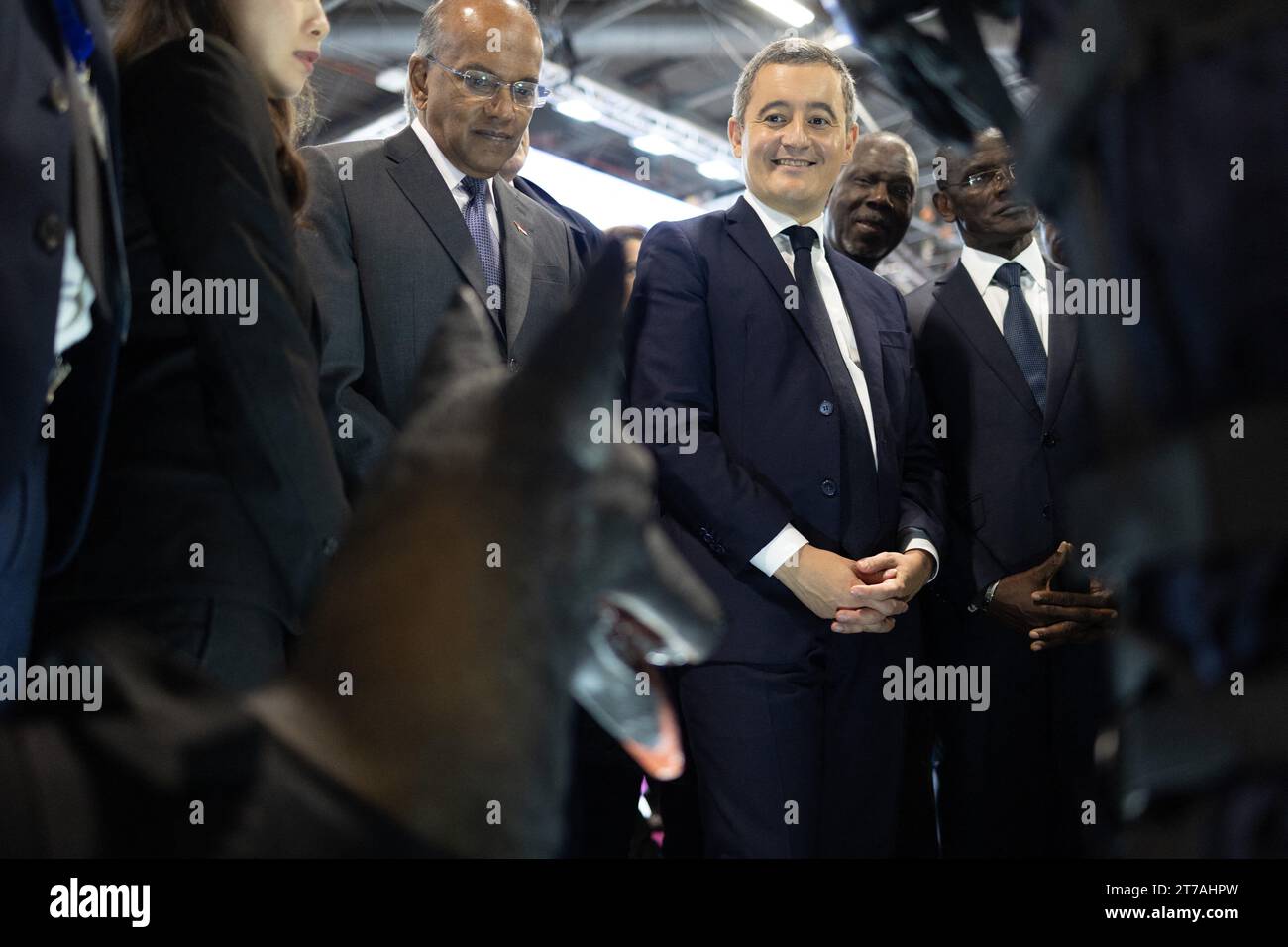 Villepinte, Francia. 14 novembre 2023. Il ministro degli interni di Singapore e il ministro della legge K Shanmugam e il ministro degli interni francese Gerald Darmanin visitano la fiera internazionale della sicurezza nazionale Milipol, presso il Parc des Expositions di Villepinte, Parigi Surbubs, il 14 novembre 2023. Foto di Raphael Lafargue/ABACAPRESS.COM Credit: Abaca Press/Alamy Live News Foto Stock