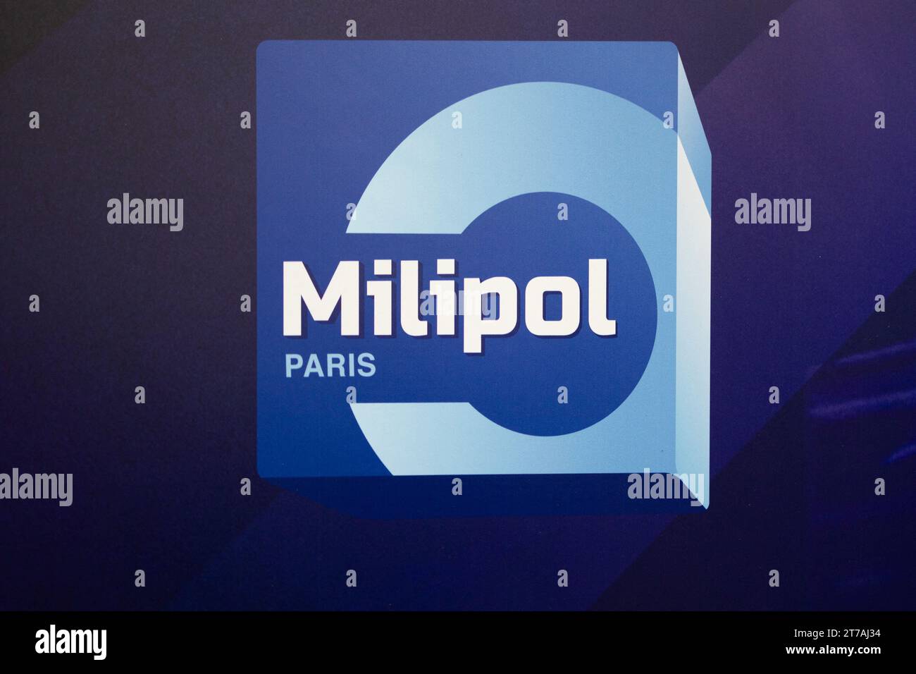 Villepinte, Francia. 14 novembre 2023. Logo Milipol Paris alla fiera internazionale della sicurezza nazionale fiera Milipol, presso il Parc des Expositions di Villepinte, Paris Surbubs, il 14 novembre 2023. Foto di Raphael Lafargue/ABACAPRESS.COM Credit: Abaca Press/Alamy Live News Foto Stock