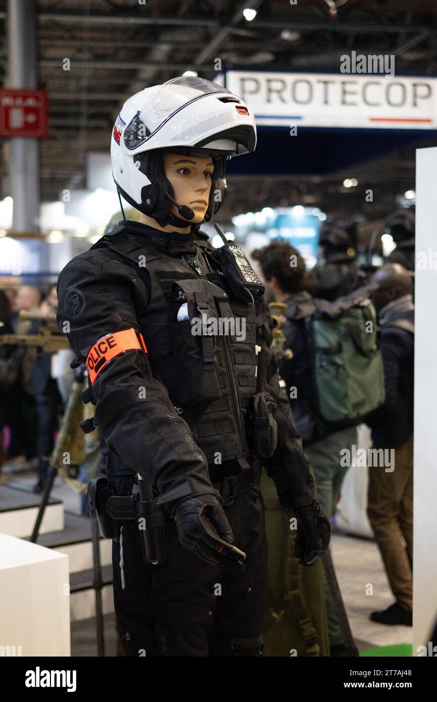 Villepinte, Francia. 14 novembre 2023. Protezioni della polizia alla fiera internazionale della sicurezza nazionale Milipol, al Parc des Expositions di Villepinte, Parigi Surbubs, il 14 novembre 2023. Foto di Raphael Lafargue/ABACAPRESS.COM Credit: Abaca Press/Alamy Live News Foto Stock