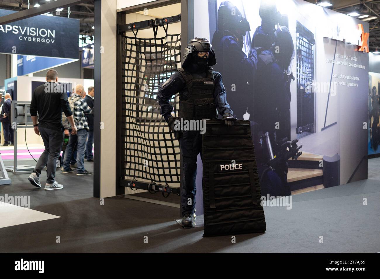 Villepinte, Francia. 14 novembre 2023. Protezioni della polizia alla fiera internazionale della sicurezza nazionale Milipol, al Parc des Expositions di Villepinte, Parigi Surbubs, il 14 novembre 2023. Foto di Raphael Lafargue/ABACAPRESS.COM Credit: Abaca Press/Alamy Live News Foto Stock
