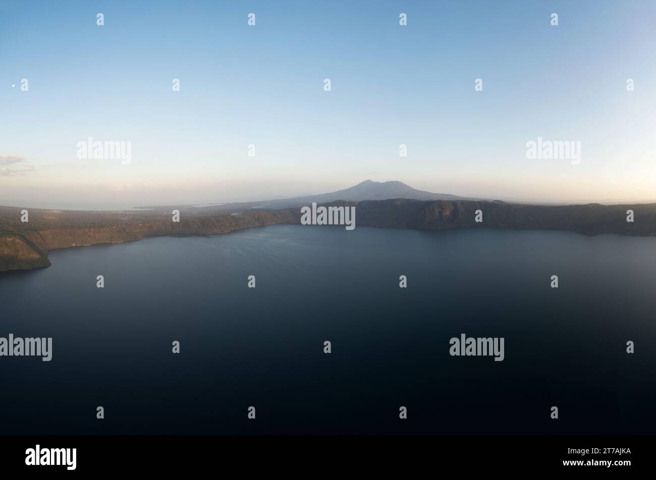 Skyline del Nicaragua, vista aerea con droni all'ora del tramonto Foto Stock