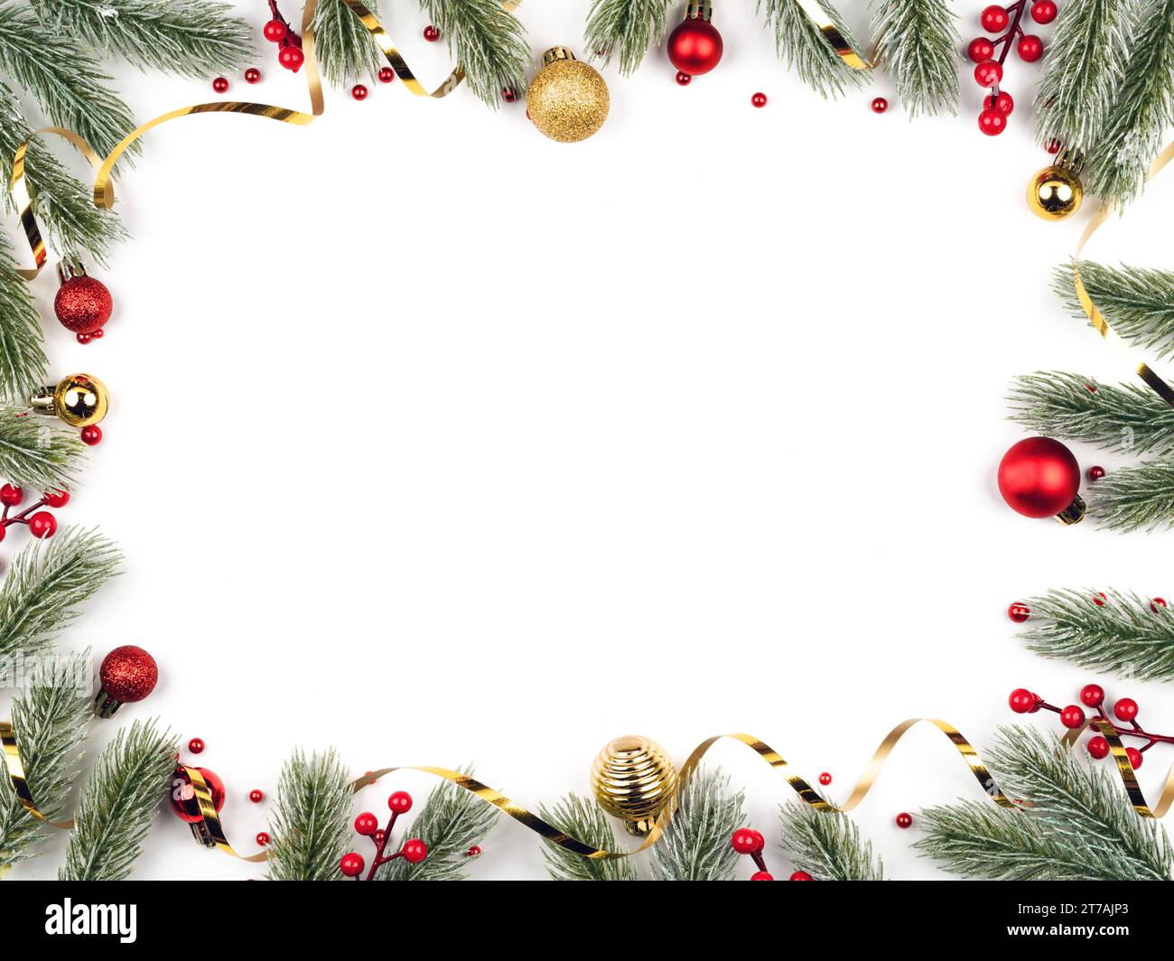 cornice natalizia con palline rosse e dorate e rami di abete su bianco Foto Stock