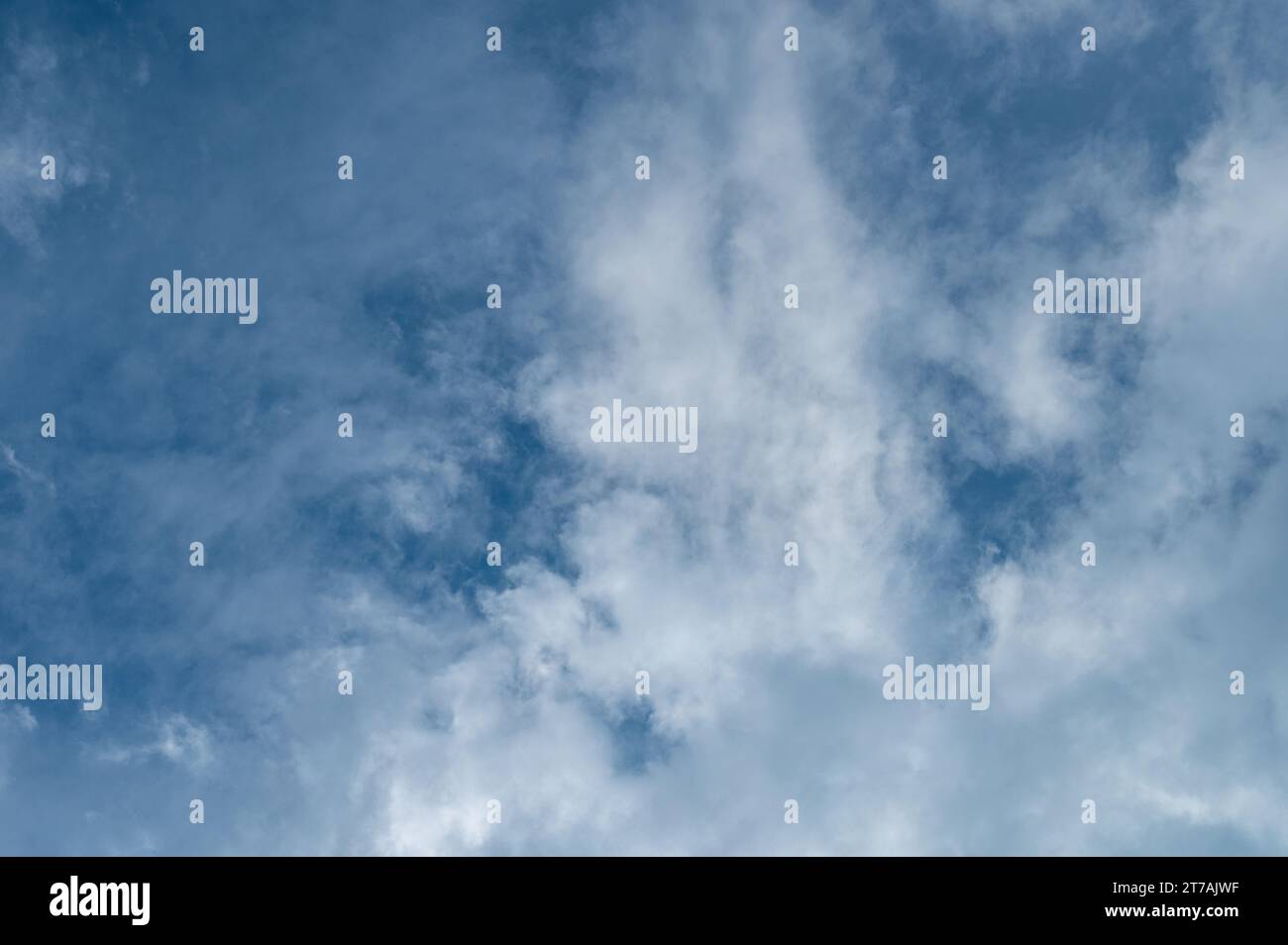 Cielo blu con nuvole soffici sfondo vista ravvicinata Foto Stock