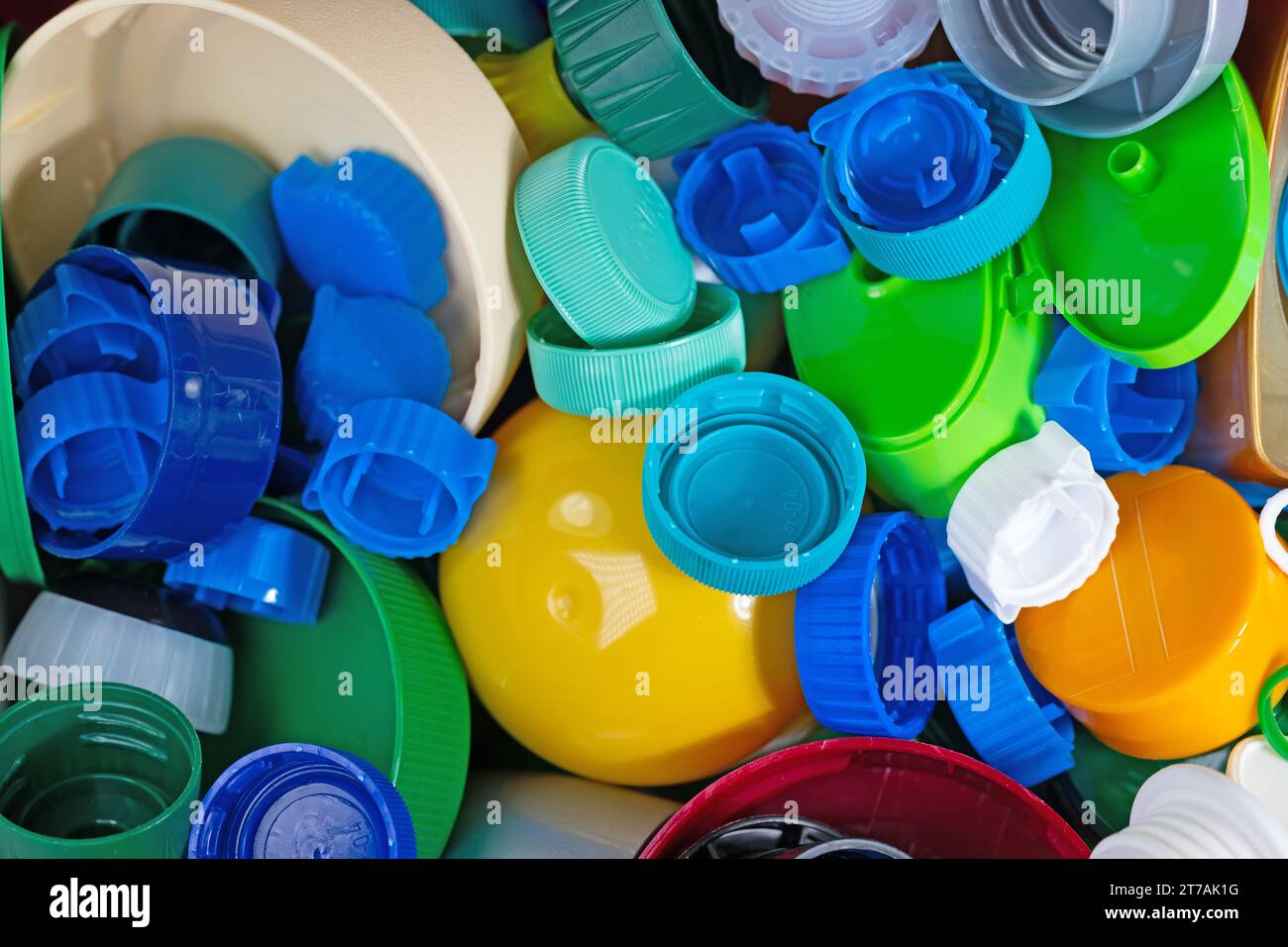 Vari tappi a vite e tappi in plastica per il riciclaggio Foto Stock