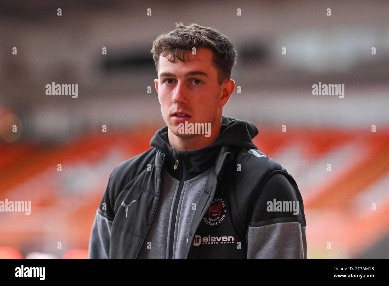 Jensen Weir #15 di Blackpool arriva davanti al Bristol Street Motors Trophy match Blackpool vs Morecambe a Bloomfield Road, Blackpool, Regno Unito, 14 novembre 2023 (foto di Craig Thomas/News Images) Foto Stock