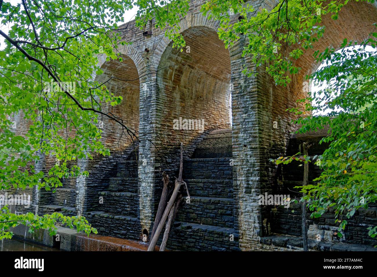 Vista parziale in primo piano sul retro del ponte ad arco in pietra presso il parco statale di Cumberland, Tennessee, senza fuoriuscite di acqua durante l'escursione Foto Stock