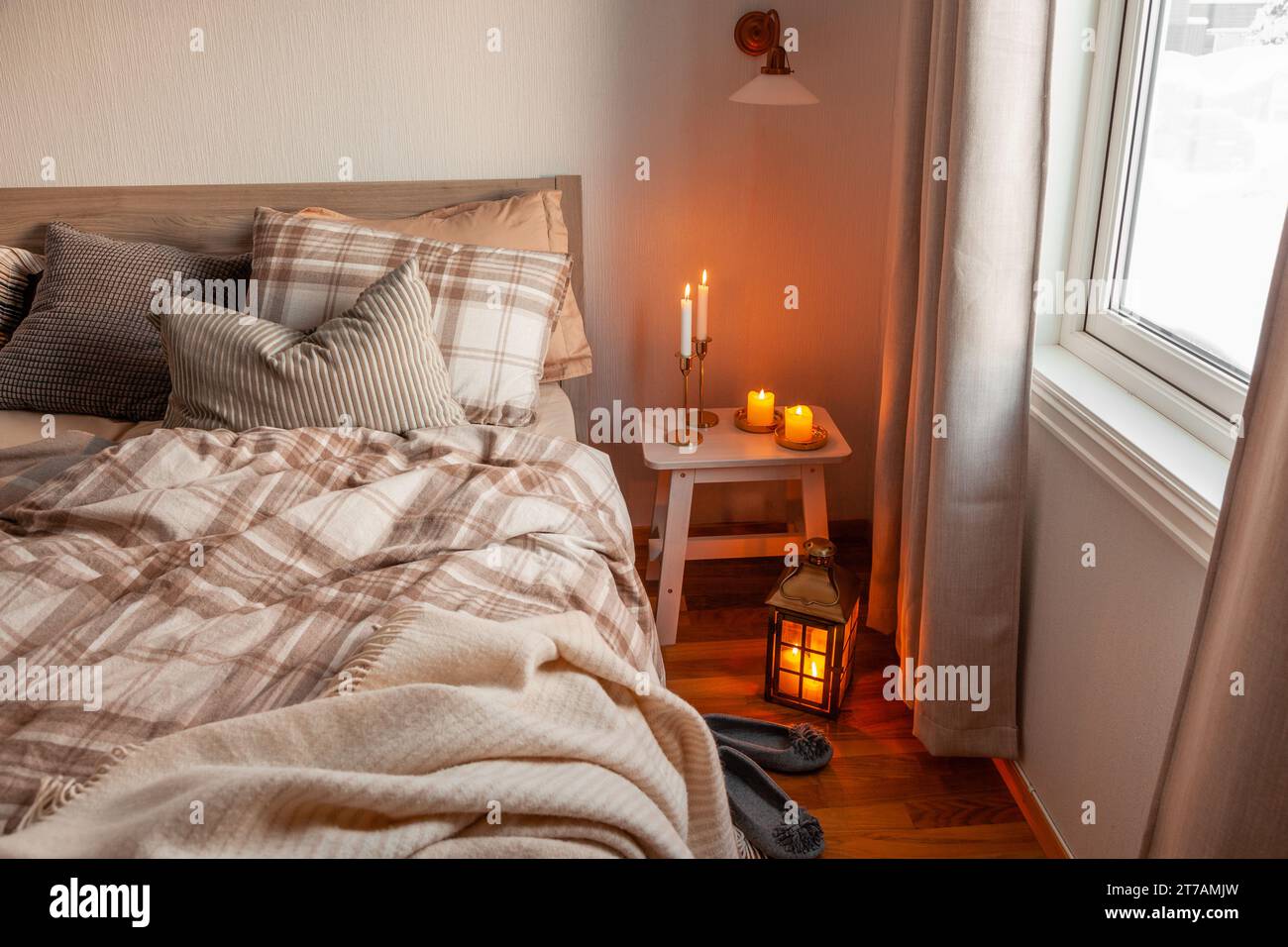 intimi interni scandinavi in tonalità naturali, candele coperte Foto Stock