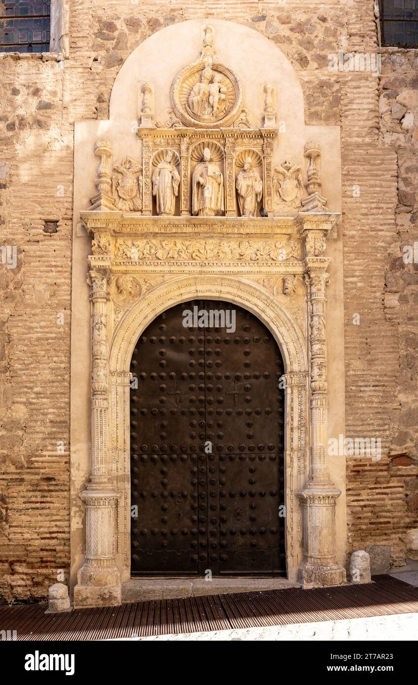 Porte portali rinascimentali con sculture in pietra e rilievi del convento di San Clemente, Toledo, Spagna, ora sede del museo del marzapane. Foto Stock