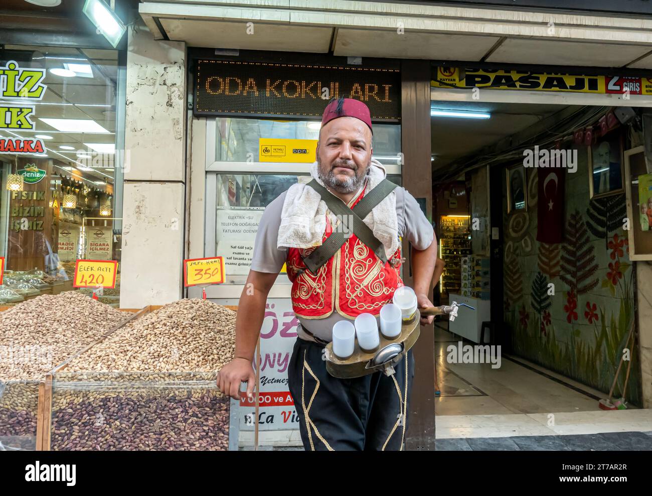 Gaziantep Street venditore di chai in stile ottomano con zaino e beccuccio. Antep Turkey Foto Stock