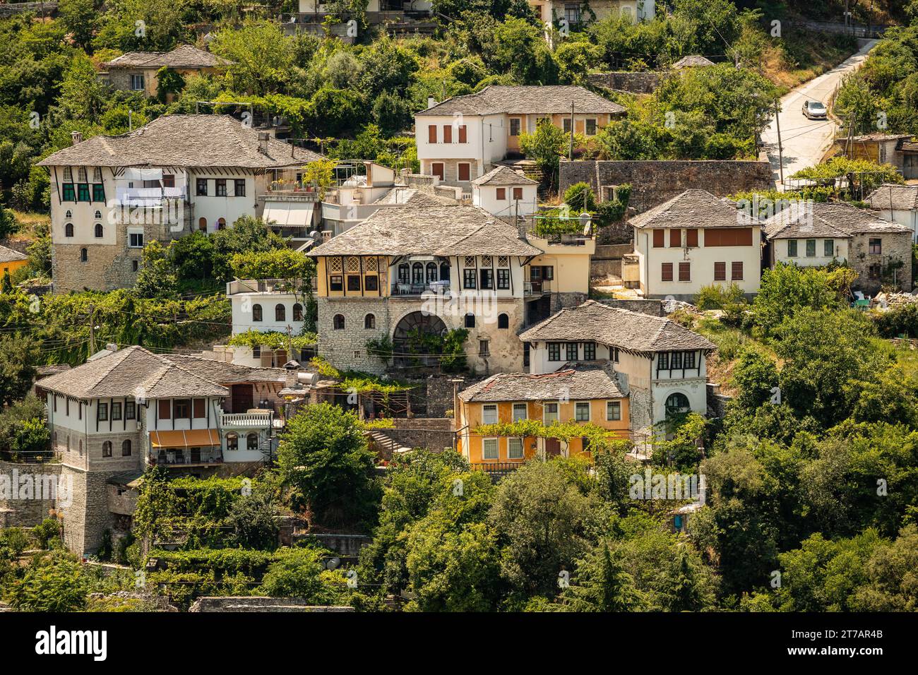 Città di Gjirokastër nell'Albania meridionale. La città vecchia di ¨è un sito patrimonio dell'umanità dell'UNESCO. Primo piano degli edifici architettonici. Foto Stock
