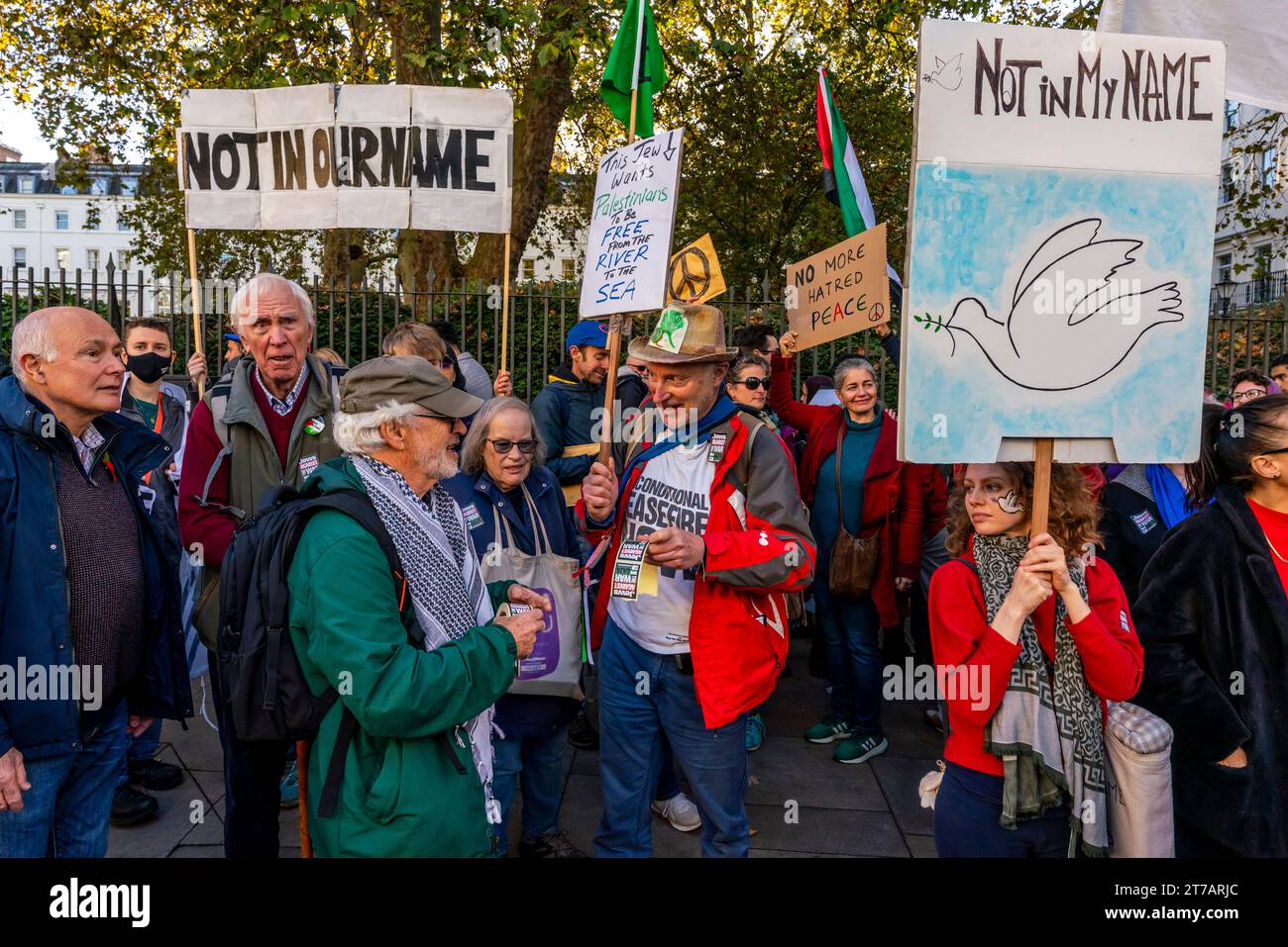 Gli ebrei britannici escono per sostenere i manifestanti pro-palestinesi all'evento March for Palestine dell'11 novembre, Londra, Regno Unito Foto Stock