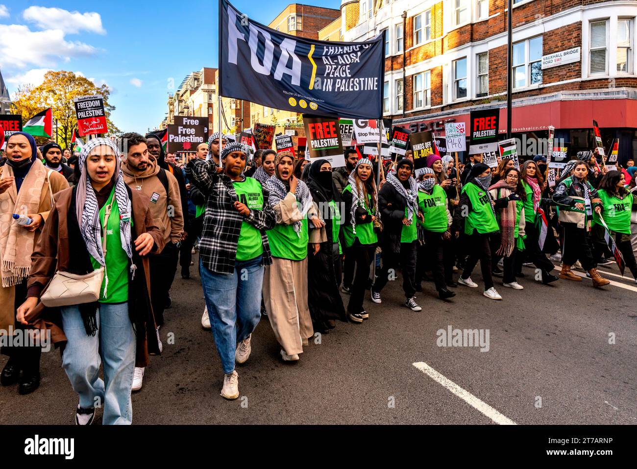 I giovani musulmani britannici arrabbiati chiedono un cessate il fuoco a Gaza e che Israele ponga fine ai bombardamenti di Gaza in occasione dell'evento March for Palestine, Londra, Regno Unito Foto Stock