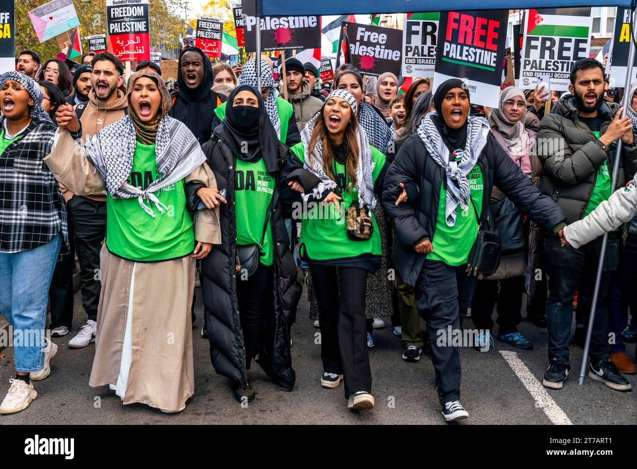 I giovani musulmani britannici arrabbiati chiedono un cessate il fuoco a Gaza e che Israele ponga fine ai bombardamenti di Gaza in occasione dell'evento March for Palestine, Londra, Regno Unito Foto Stock