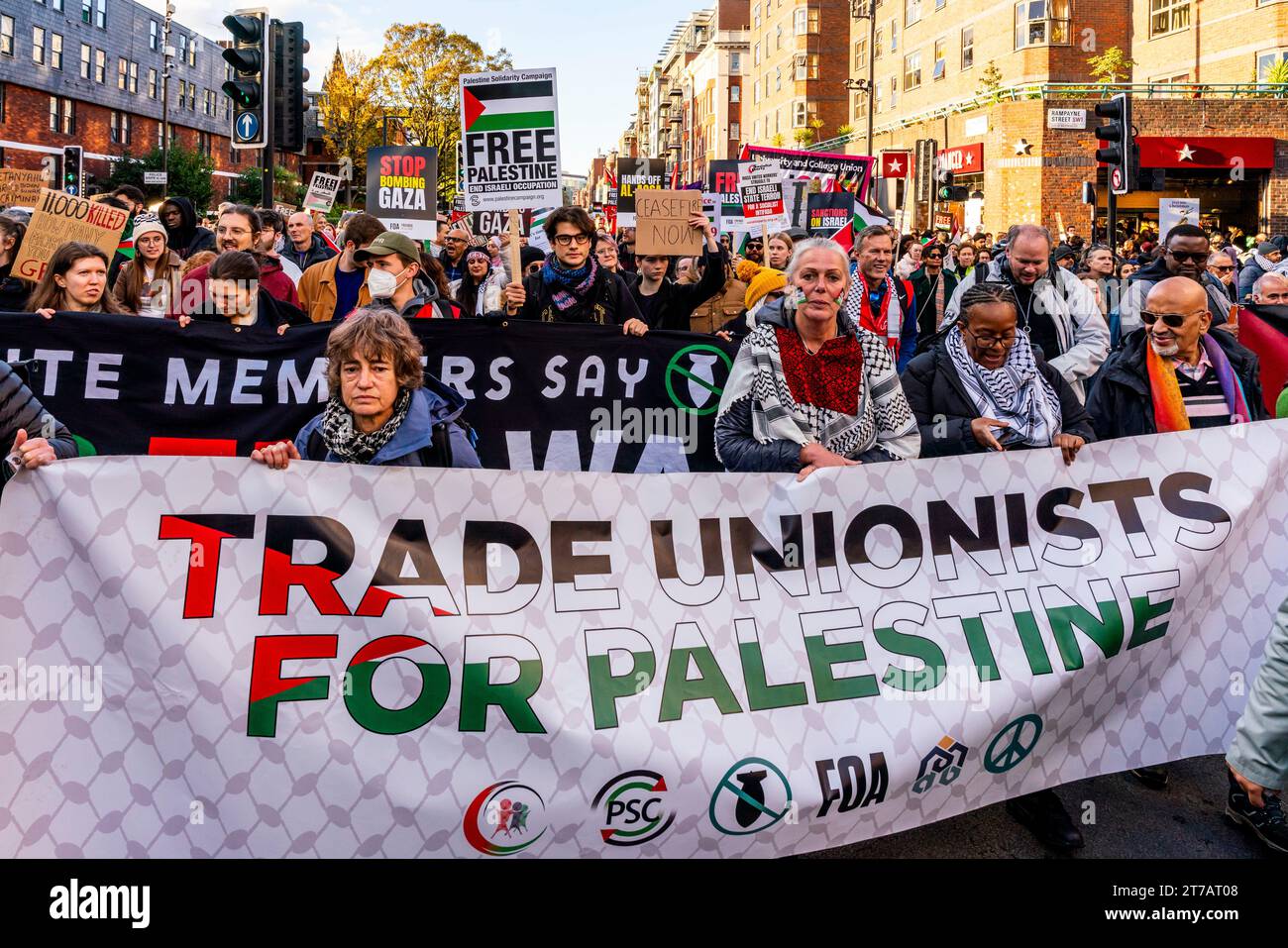 Manifestanti pro-palestinesi che tengono Uno striscione "sindacalista per la Palestina" al March for Palestine Event, Londra, Regno Unito Foto Stock