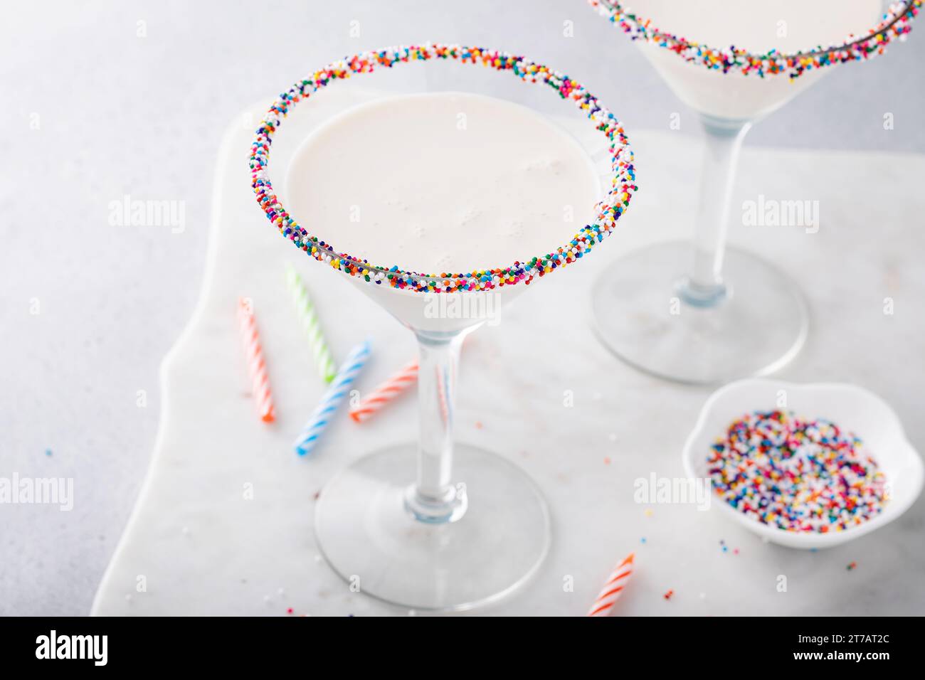 Torta di compleanno dolce e cremoso martini con spolverini sul bordo, divertente idea di cocktail Foto Stock