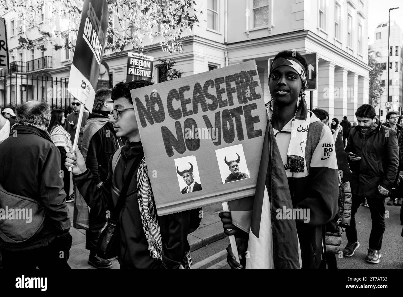A Young Man tiene Un cartello "No cessate il fuoco No Vote" alla marcia per la Palestina, 11 novembre, Londra, Regno Unito Foto Stock