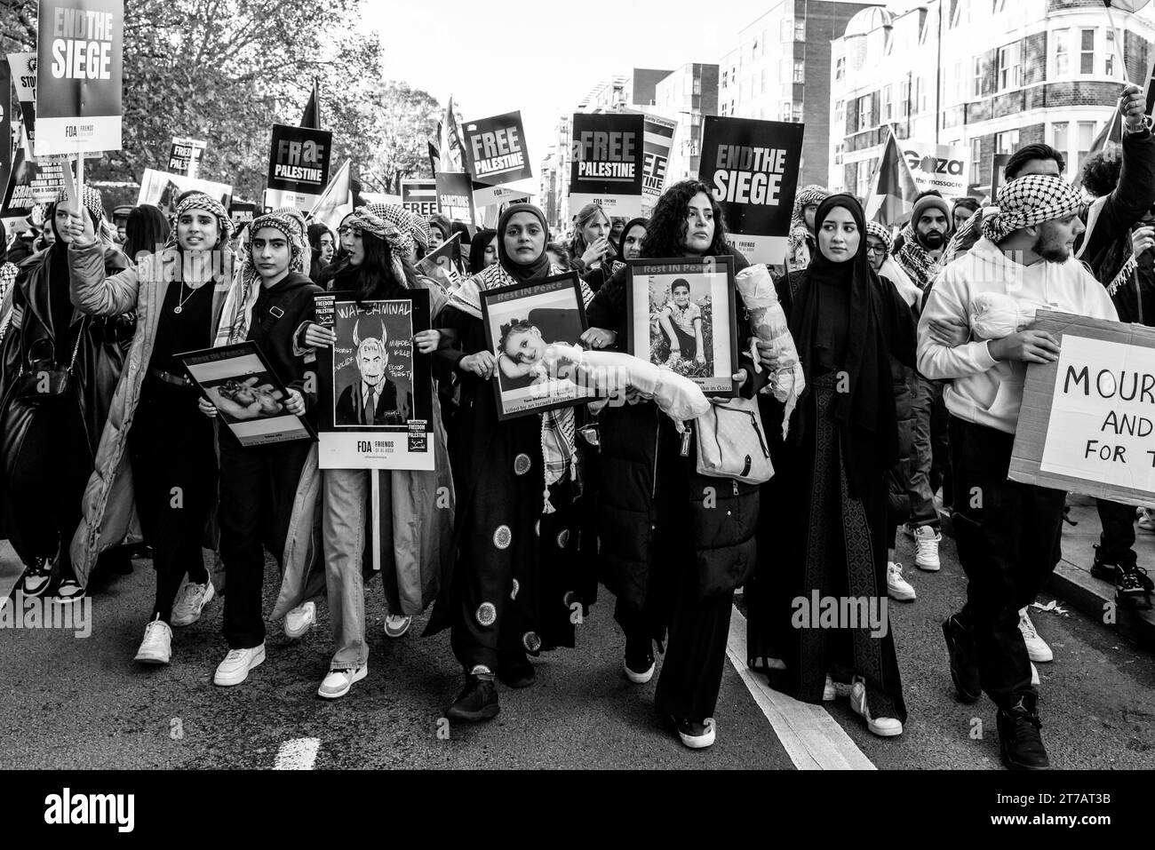 I giovani britannici chiedono un cessate il fuoco a Gaza e che Israele ponga fine ai bombardamenti di Gaza in occasione della marcia per la Palestina, Londra, Regno Unito Foto Stock
