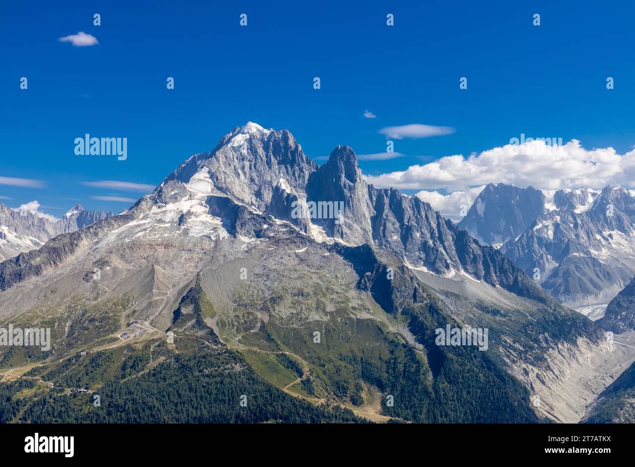 Lago LAC Blanc e paesaggio panoramico di Aiguille du Dru intorno alla valle montana di Chamonix sul percorso di trekking Tour du Montbalnc. Sentiero di montagna nelle Alpi Foto Stock