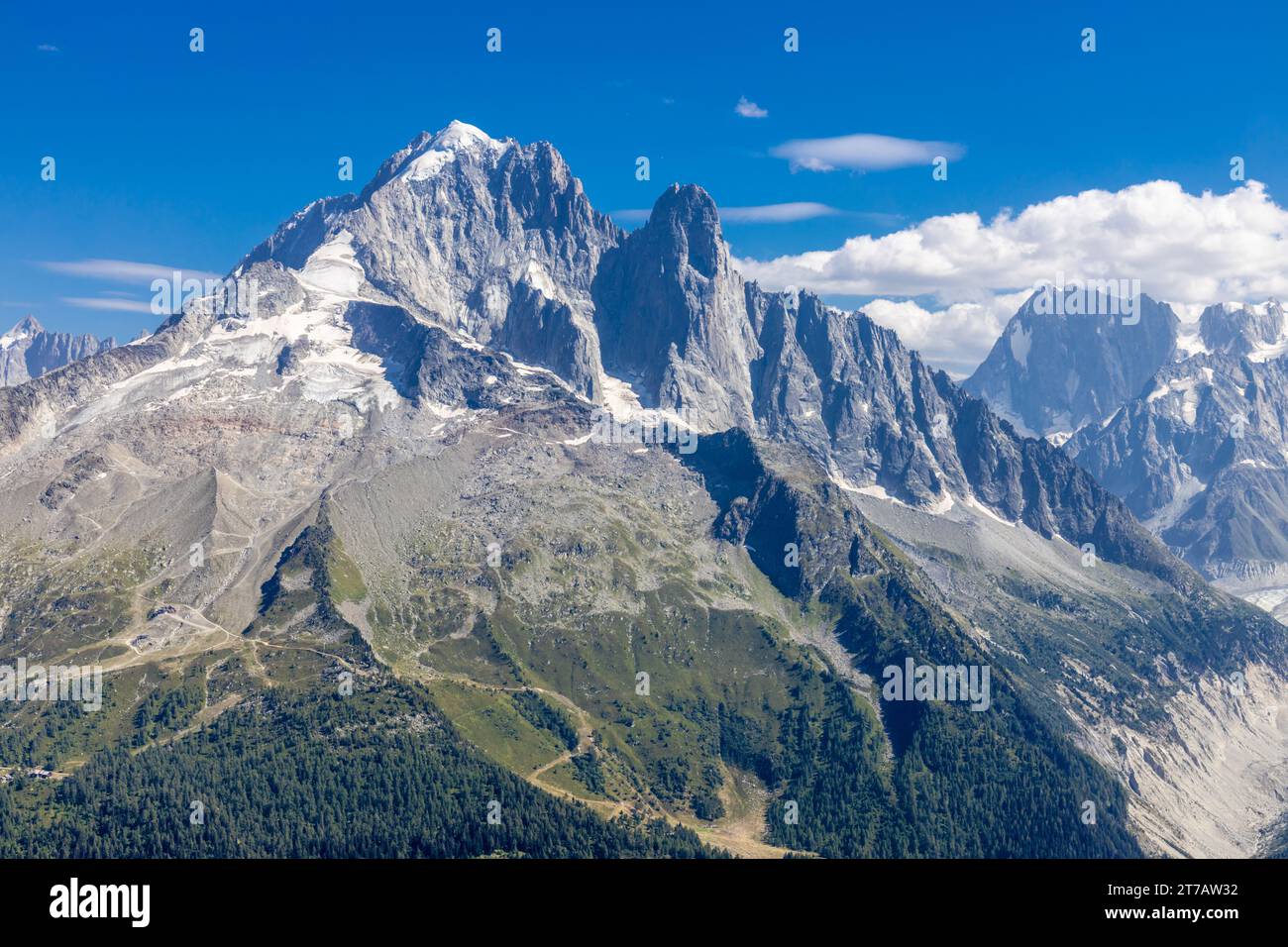 Lago LAC Blanc e paesaggio panoramico di Aiguille du Dru intorno alla valle montana di Chamonix sul percorso di trekking Tour du Montbalnc. Sentiero di montagna nelle Alpi Foto Stock