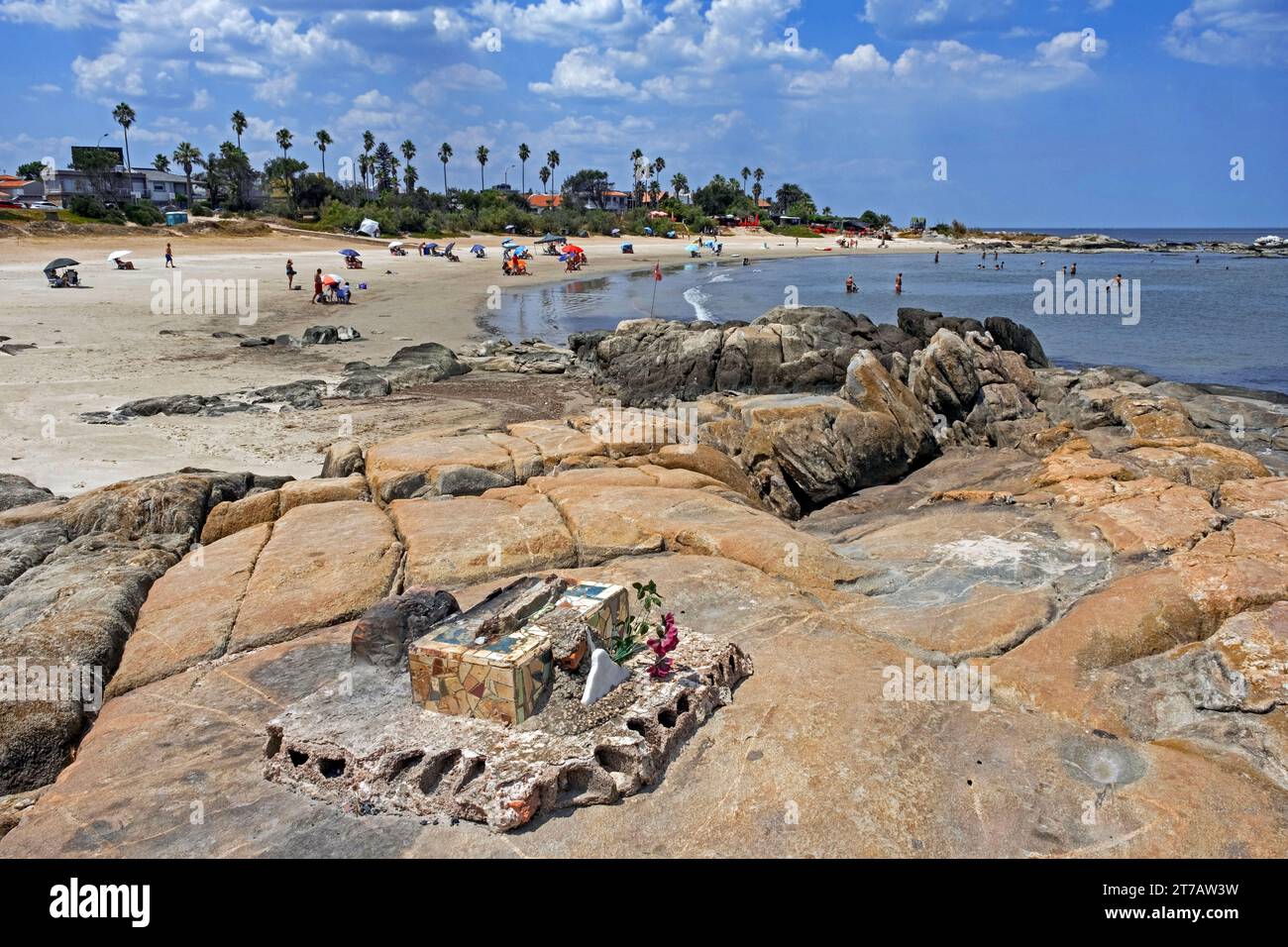 I turisti che prendono il sole sulla spiaggia di Playa Verde, il barrio di mare Punta Gorda della città di Montevideo, Uruguay, Sud America Foto Stock