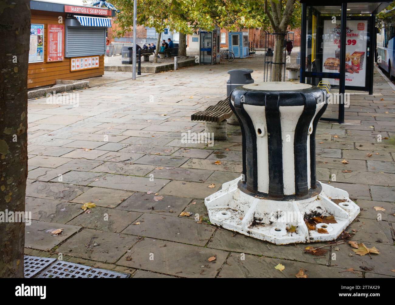 Ampio capstan sull'area pavimentata all'esterno del cantiere navale di Portsmouth Foto Stock