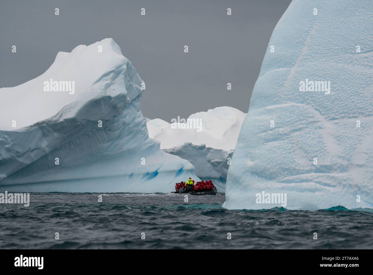 Turisti in un gommone che esplorano l'isola di Pleneau, in Antartide. Foto Stock