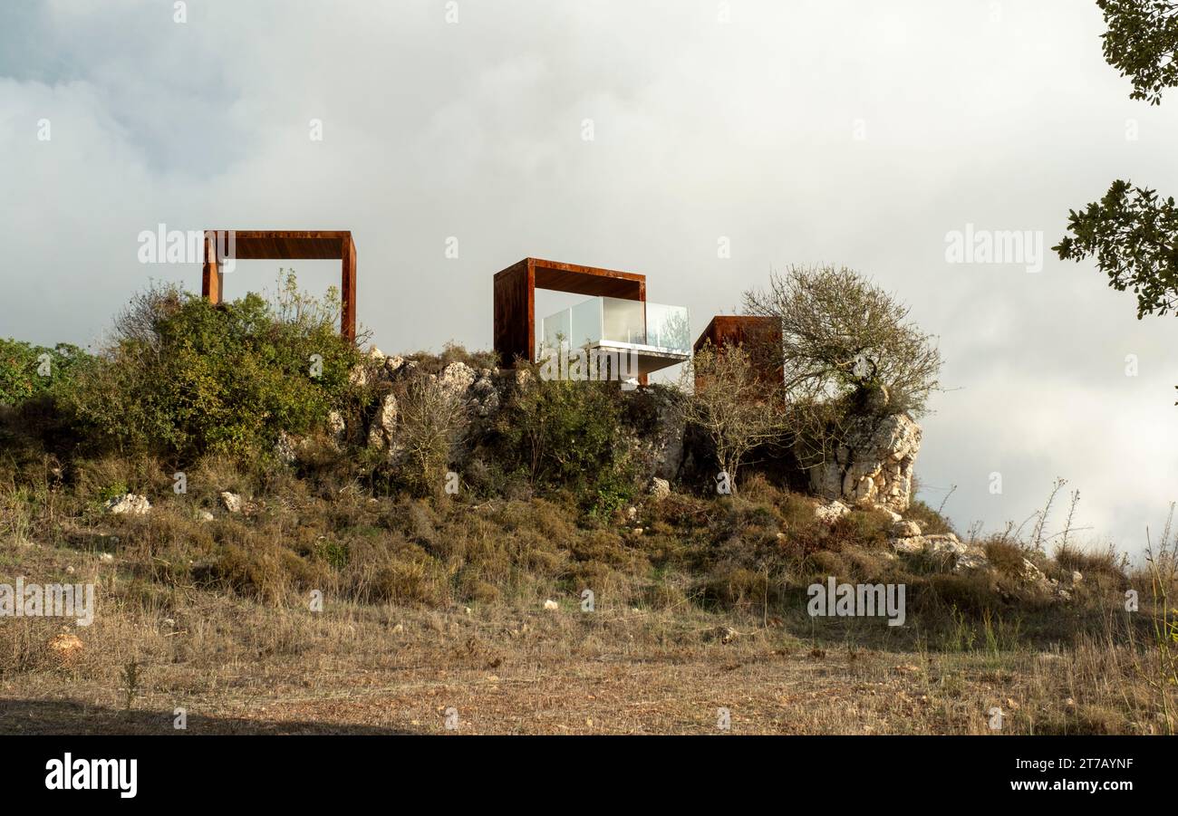 Piattaforme panoramiche all'aperto sulla strada tra il villaggio di Inia e la baia di Lara, Parco Nazionale di Akamas Cipro. Foto Stock