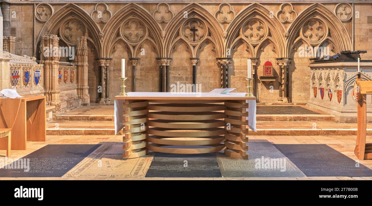 Altare nella cappella dell'estremità orientale della cattedrale cristiana medievale di Lincoln, Inghilterra. Foto Stock