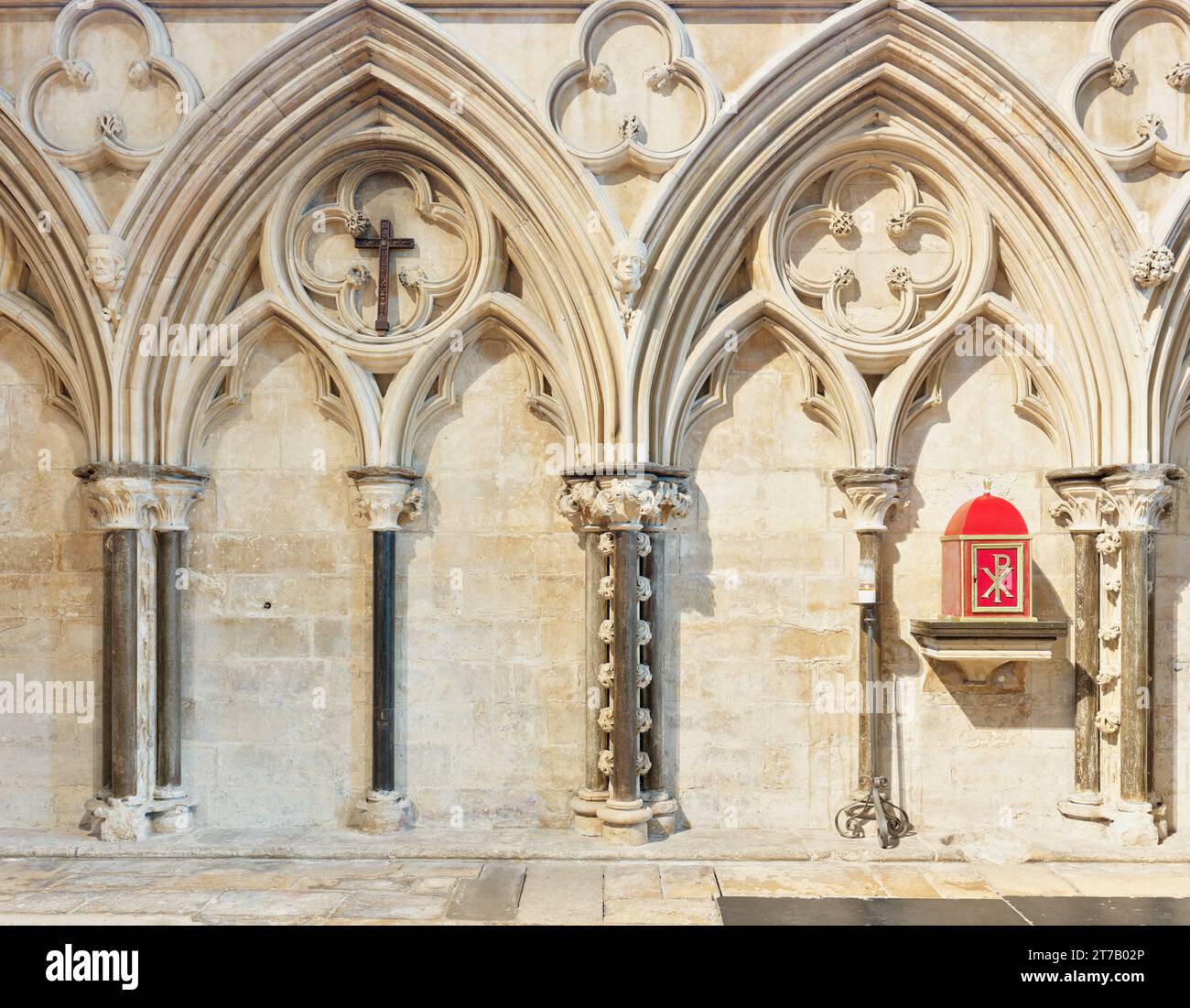Archi decorativi sulla parete della cappella dell'estremità orientale nella cattedrale cristiana medievale di Lincoln, in Inghilterra. Foto Stock
