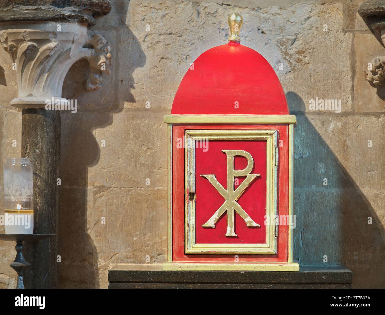 Tabernacolo rosso (con il monogramma chi-rho per Gesù Cristo) su un muro della cappella dell'estremità orientale nella cattedrale cristiana medievale di Lincoln, Inghilterra. Foto Stock