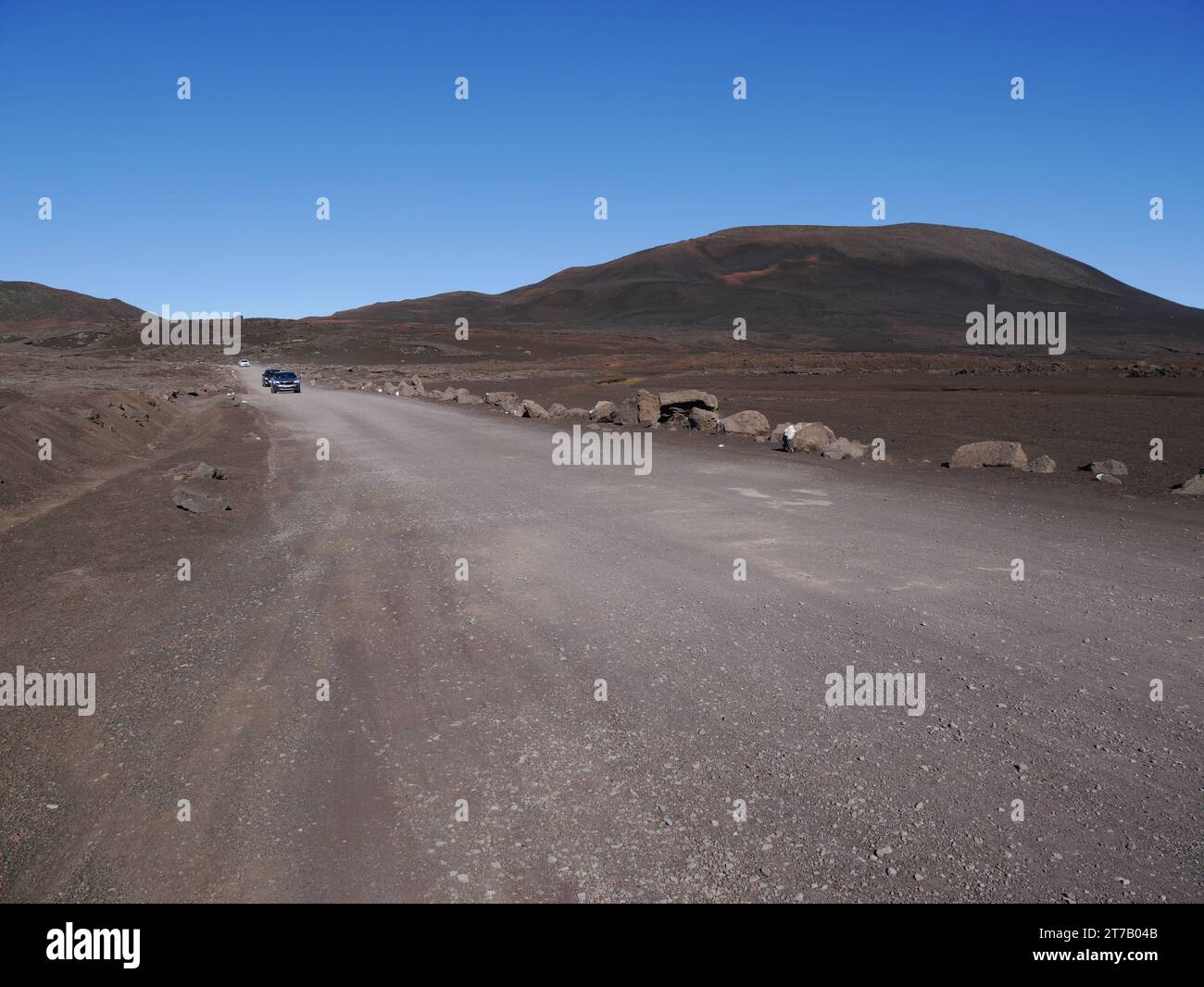 L'iconica strada per il vulcano, Plaine des Sables, Reunion Island, Francia. Strada polverosa per Pas de Bellecombe in sabbia vulcanica e paesaggio desolato Foto Stock