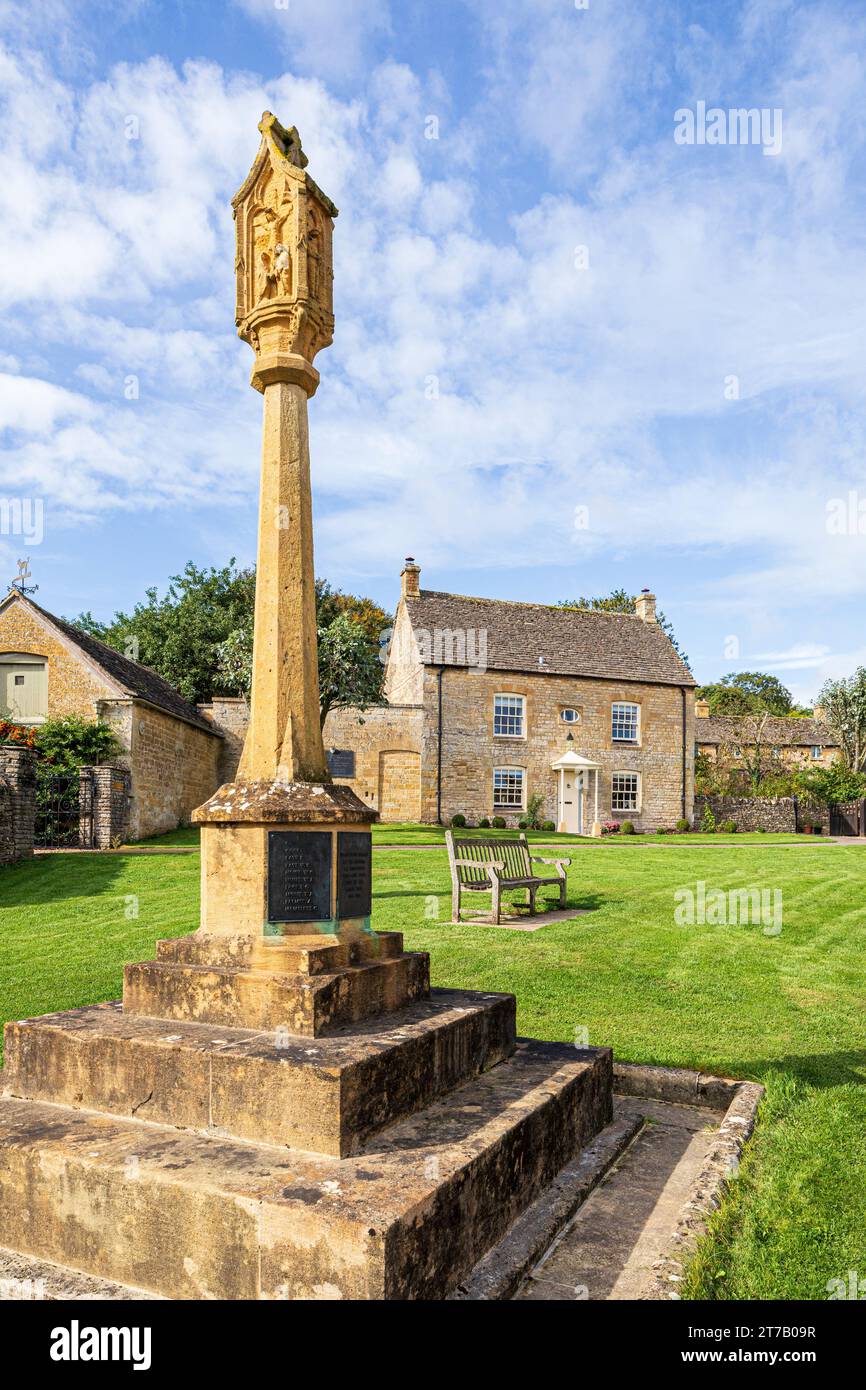 Il memoriale di guerra e la Civic Trust House sul verde nel villaggio Cotswold di Guiting Power, Gloucestershire, Inghilterra Regno Unito Foto Stock