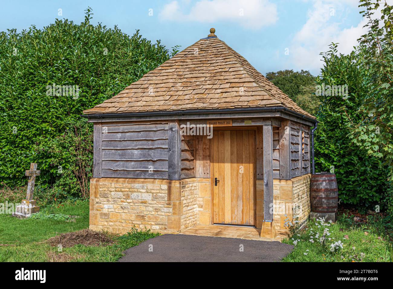 Un bagno di compostaggio sostenibile (costruito nel 2022) nel cimitero nel villaggio di Guiting Power, nel Gloucestershire, Inghilterra, Regno Unito Foto Stock