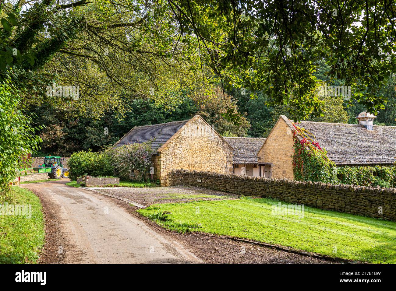 Una mattinata autunnale presso il villaggio Cotswold di Hawling Lodge, Hawling, Gloucestershire, Inghilterra Regno Unito Foto Stock