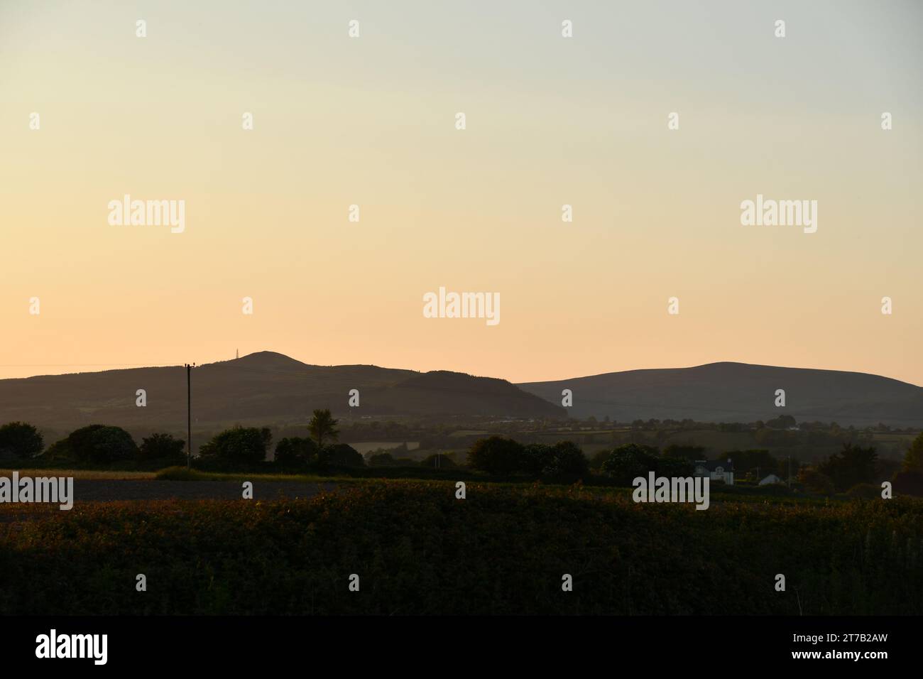 Tramonto sulle montagne di Comerag, Clonea Beach, Contea di Waterford, irlanda Foto Stock