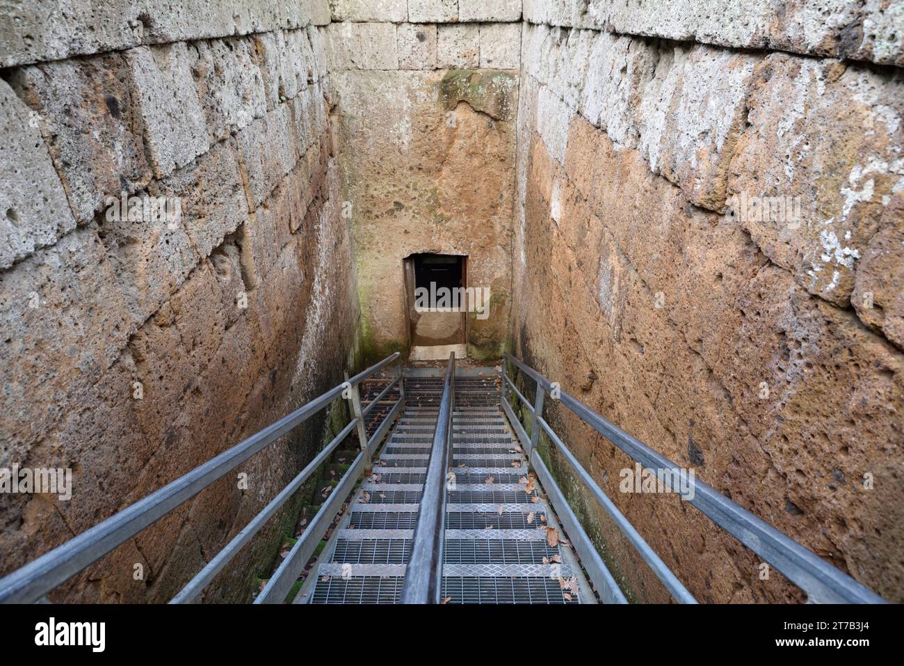 Ingresso alla Tomba dei Rilievi (vi secolo a.C.), Necropoli della Banditaccia necropoli etrusca, Cerveteri, Lazio, Italia Foto Stock