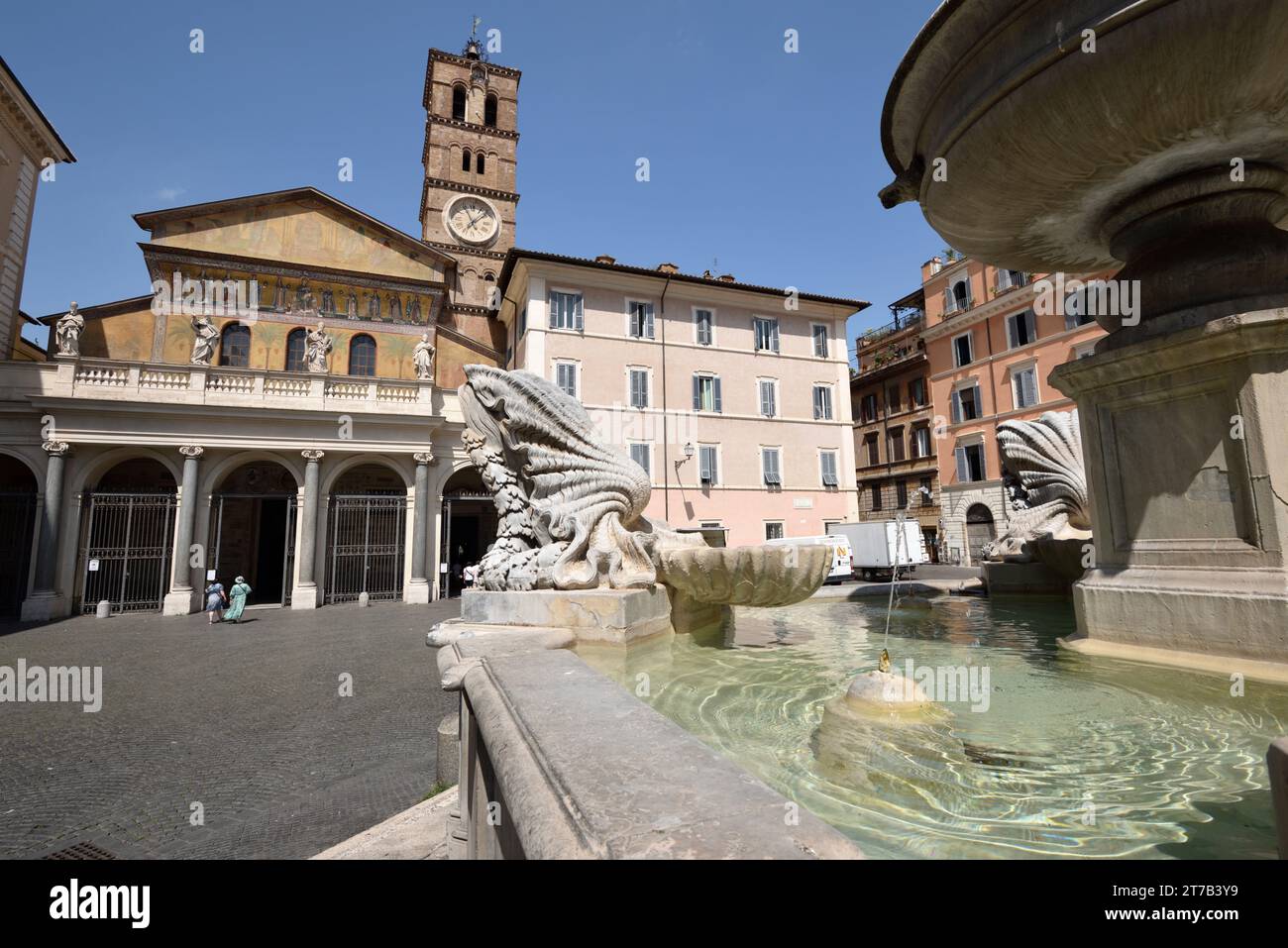 Fontana e basilica, Piazza di Santa Maria in Trastevere, Roma, Italia Foto Stock