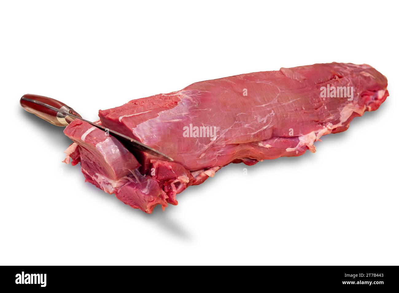 Filetto di filetto di manzo con bistecca di taglio a coltello isolato su bianco con percorso di taglio incluso Foto Stock