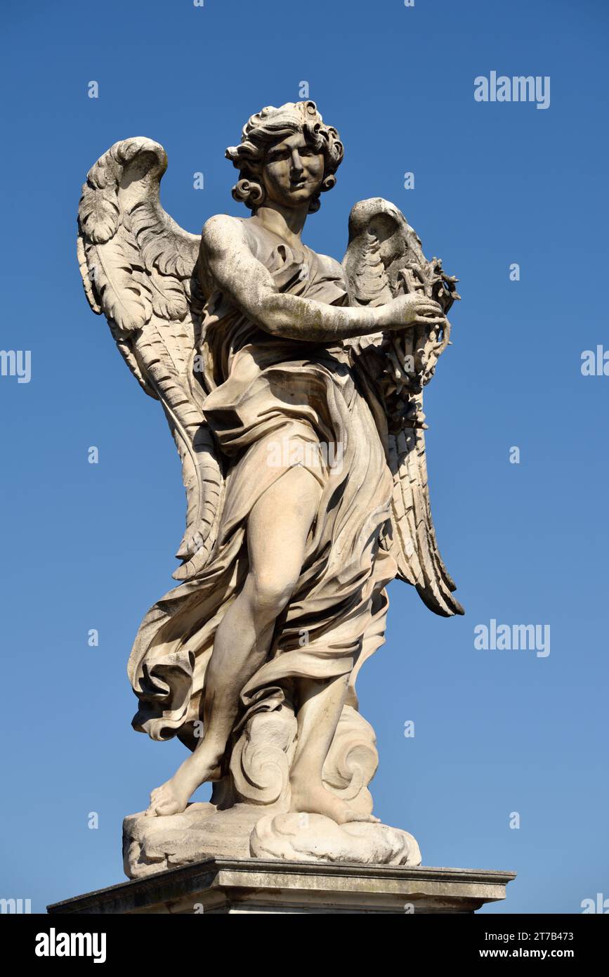 Italia, Roma, statua angelo sul ponte Sant'Angelo, angelo con corona di spine Foto Stock