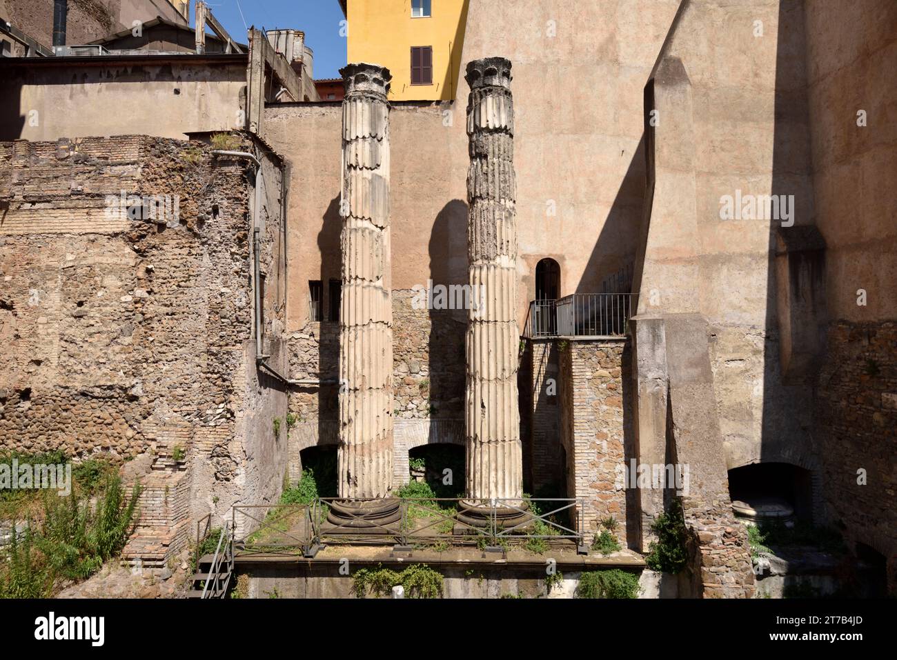 Italia, Roma, Via delle Botteghe Oscure, colonne romane del Tempio delle Ninfe Foto Stock