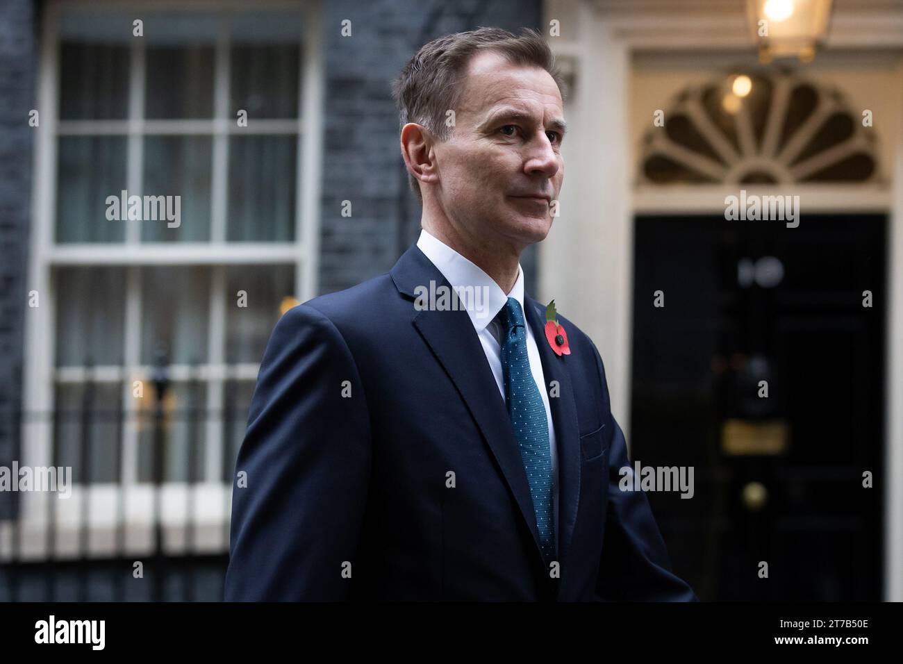 Jeremy Hunt attraversa Whitehall per partecipare al Remembrance Sunday Service al Cenotafio di Londra. Politici e personaggi pubblici camminano attraverso Whitehall per partecipare al Remembrance Sunday Service al Cenotaph di Londra. Foto Stock