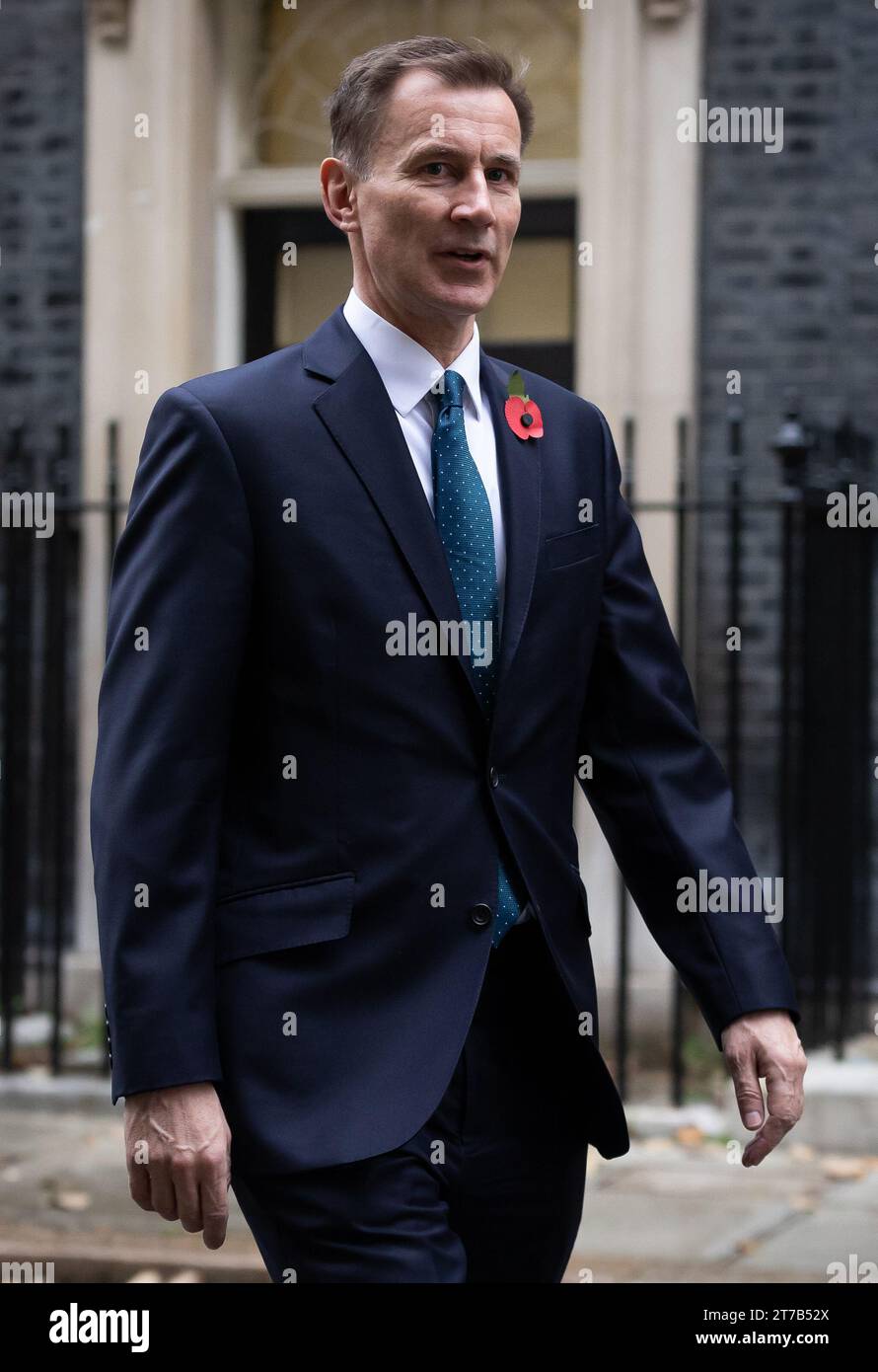 Jeremy Hunt attraversa Whitehall per partecipare al Remembrance Sunday Service al Cenotafio di Londra. Politici e personaggi pubblici camminano attraverso Whitehall per partecipare al Remembrance Sunday Service al Cenotaph di Londra. Foto Stock