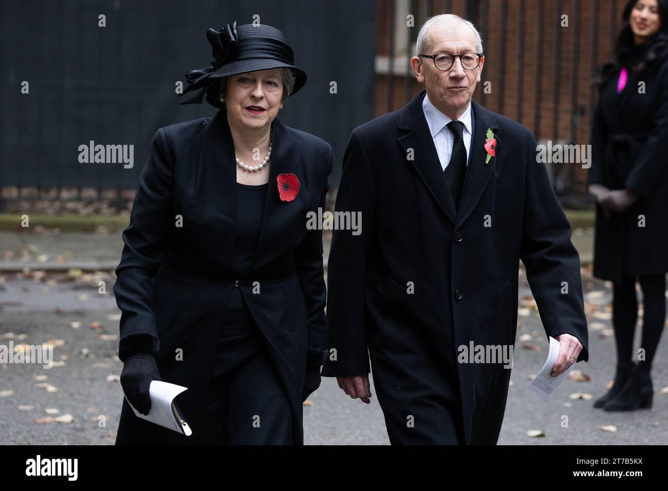 Londra, Regno Unito. 12 novembre 2023. Theresa May e Phillip May camminano attraverso Whitehall per partecipare al servizio domenicale della memoria al Cenotafio di Londra. Politici e personaggi pubblici camminano attraverso Whitehall per partecipare al Remembrance Sunday Service al Cenotaph di Londra. (Immagine di credito: © Tejas Sandhu/SOPA Images via ZUMA Press Wire) SOLO USO EDITORIALE! Non per USO commerciale! Foto Stock